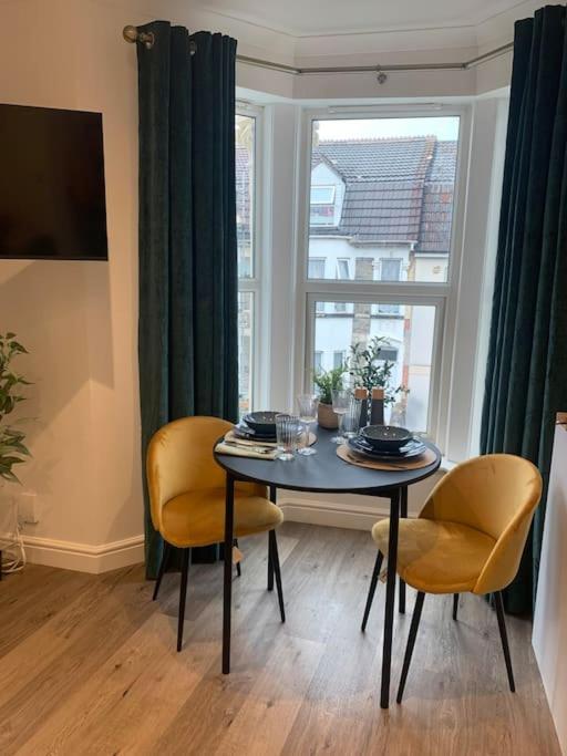 Alto - Lovely 2 Bedroom Serviced Apartment Bristol By Mint Stays Zewnętrze zdjęcie