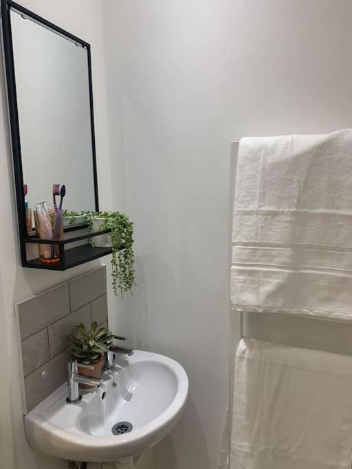 Alto - Lovely 2 Bedroom Serviced Apartment Bristol By Mint Stays Zewnętrze zdjęcie